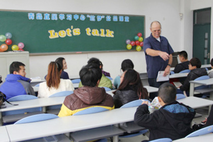 英语区项目学生参加“Let’s talk”英语口语讲座