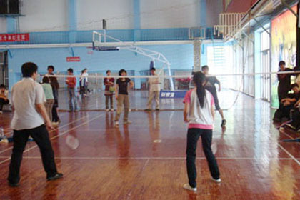 教育发展中心校际联合培养生举行羽毛球比赛