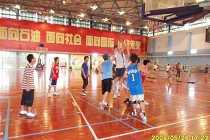 校际联合培养生举行篮球比赛